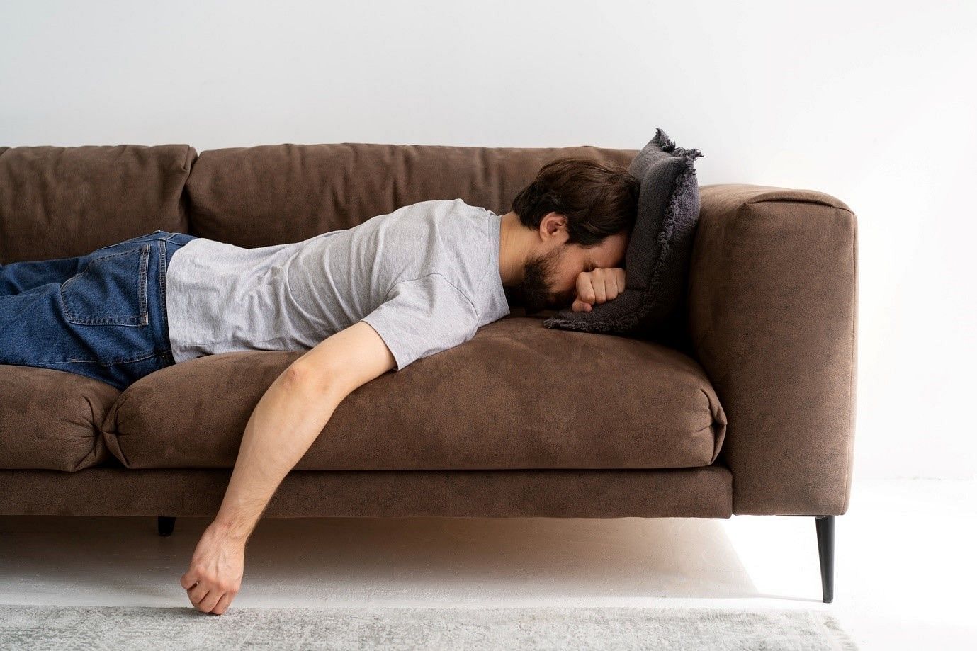 These twitches can make a person insomniac. (image by freepik on freepik)